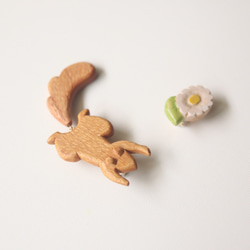 【セット】＊リス と お花＊ 木彫りブローチ　／ 北欧 ナチュラル ギフト アクセサリー プレゼント 6枚目の画像