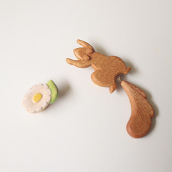 【セット】＊リス と お花＊ 木彫りブローチ　／ 北欧 ナチュラル ギフト アクセサリー プレゼント 3枚目の画像