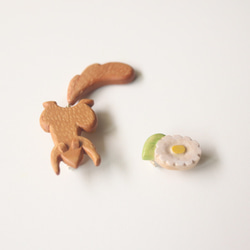 【セット】＊リス と お花＊ 木彫りブローチ　／ 北欧 ナチュラル ギフト アクセサリー プレゼント 5枚目の画像