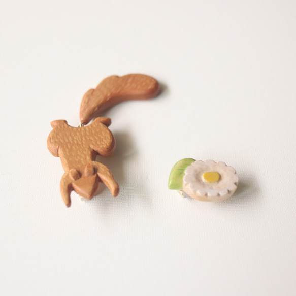 【セット】＊リス と お花＊ 木彫りブローチ　／ 北欧 ナチュラル ギフト アクセサリー プレゼント 5枚目の画像