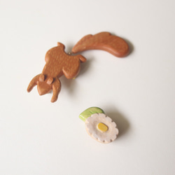 【セット】＊リス と お花＊ 木彫りブローチ　／ 北欧 ナチュラル ギフト アクセサリー プレゼント 4枚目の画像