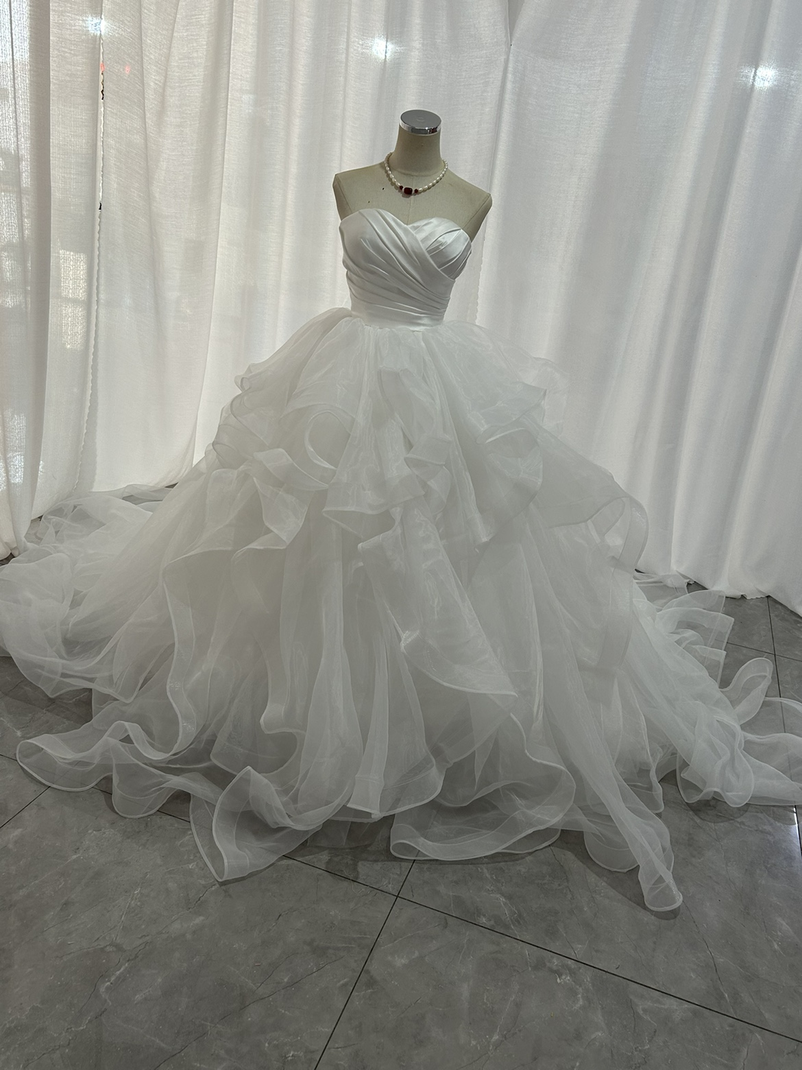 豪華！ウエディングドレス ラッフルフリル ベアトップ 結婚式 ボリュームドレス