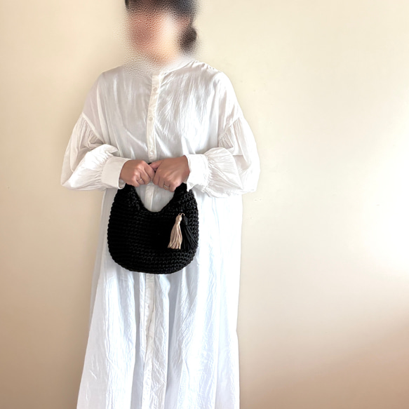 素材の旅2025【タイ/スワン糸】corotto -ｺﾛｯﾄ- タッセル付きころっとかわいいバッグ ブラック / 編み物 3枚目の画像