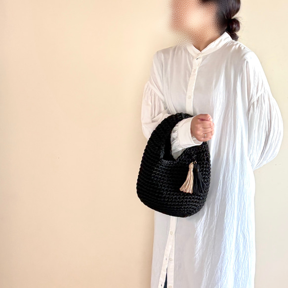 素材の旅2025【タイ/スワン糸】corotto -ｺﾛｯﾄ- タッセル付きころっとかわいいバッグ ブラック / 編み物 16枚目の画像