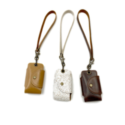 スマートキーケース　茶、キャメル、ベージュ花柄　ストラップ付き（送料込み） 1枚目の画像