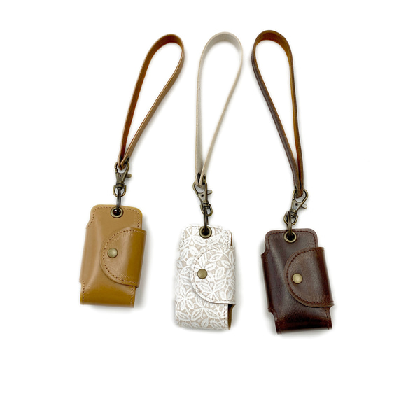 スマートキーケース　茶、キャメル、ベージュ花柄　ストラップ付き（送料込み） 1枚目の画像