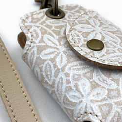 スマートキーケース　茶、キャメル、ベージュ花柄　ストラップ付き（送料込み） 5枚目の画像