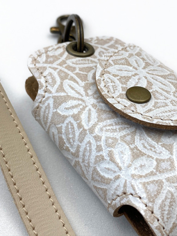 スマートキーケース　茶、キャメル、ベージュ花柄　ストラップ付き（送料込み） 5枚目の画像