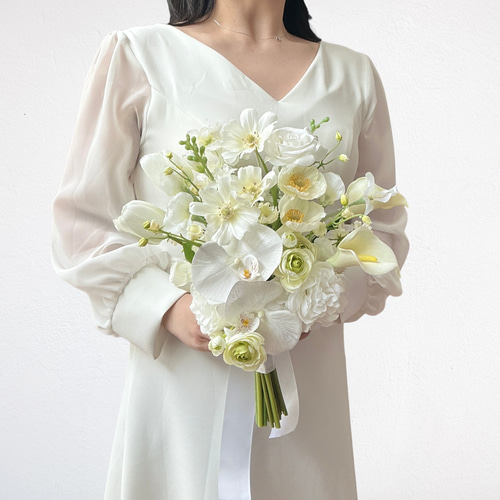 胡蝶蘭とチューリップのワンサイド・ウェディングブーケ】ホワイト