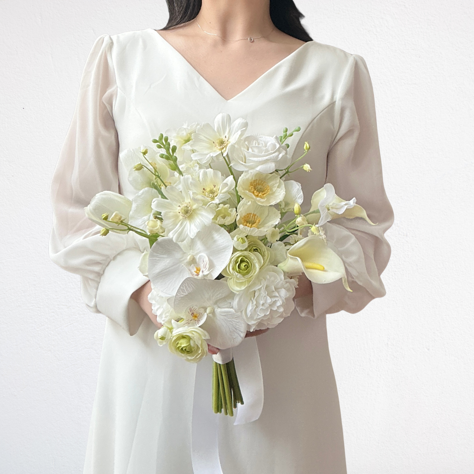 【受注生産・5日以内の発送】胡蝶蘭とチューリップのワンサイド・ウェディングブーケ　ホワイト