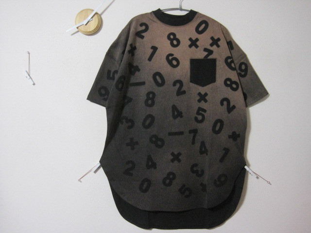 1点 ワンピＴ　【電卓オールナンバー】ブラック　　ビックシルエット/ロング丈/2段丈/ハイネック/カワイイ/ロック