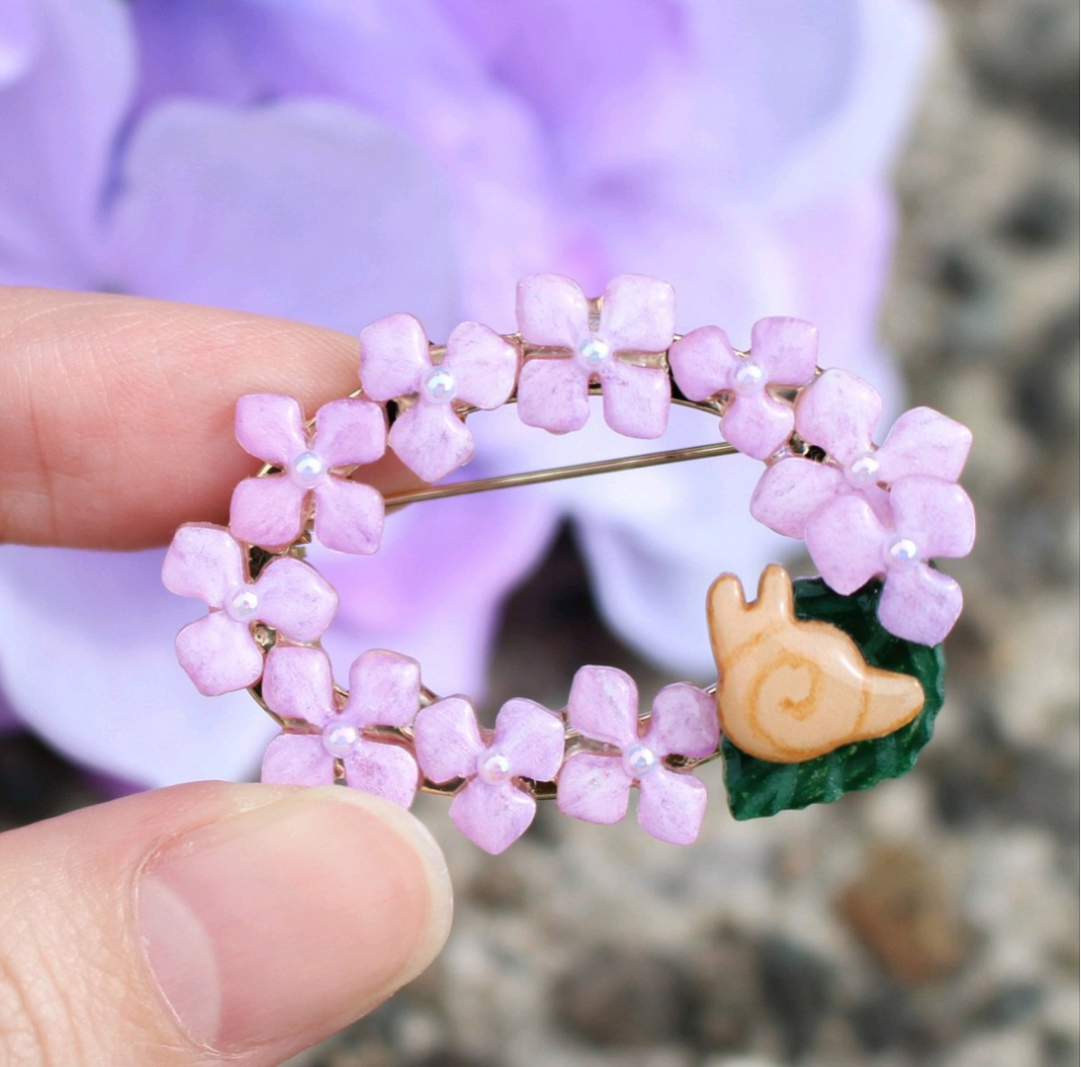 クレヨンで描く季節のリースブローチ 紫陽花とカタツムリ 楕円