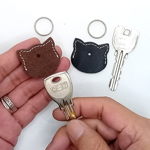 猫 ネコ 好きの方へ本革レザーキーカバーブラック&ブラウン鍵キー