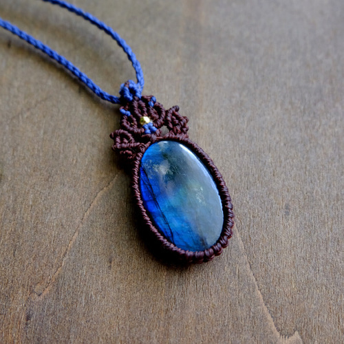 ラブラドライト ブルーシラーが美しい天然石 マクラメ編みペンダント