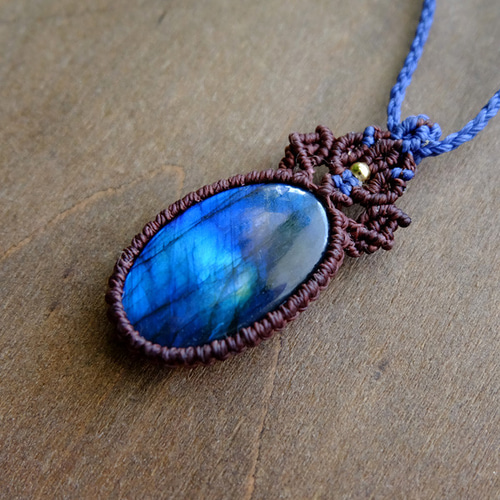 ラブラドライト ブルーシラーが美しい天然石 マクラメ編みペンダント
