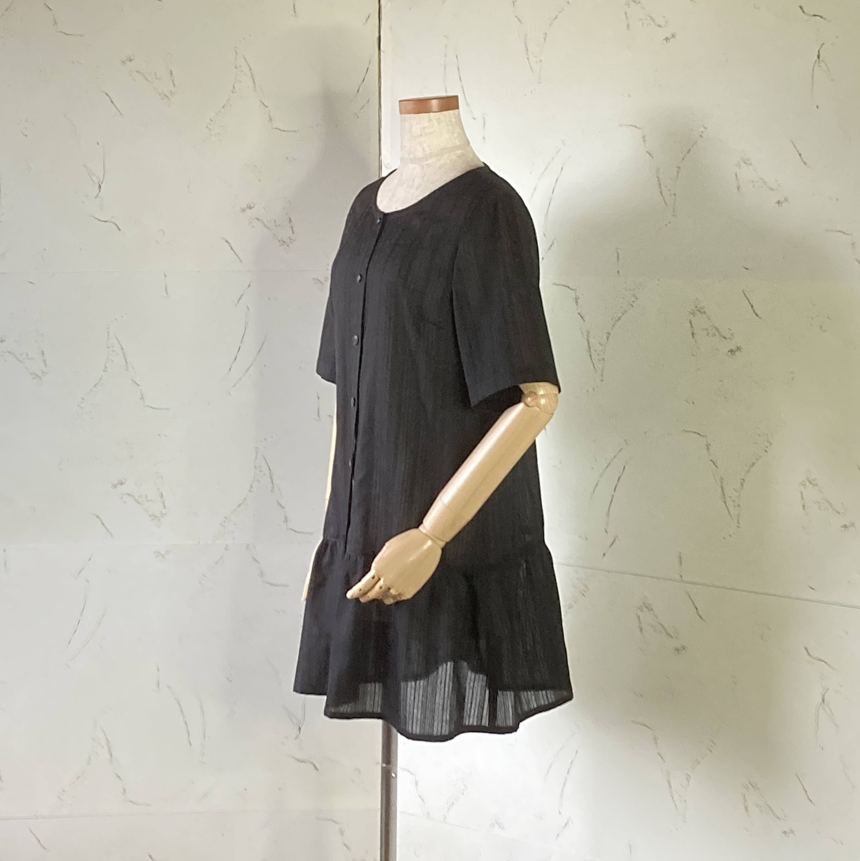 ブラックからみ織りドビー　半袖ローウエスト・ペプラムロングブラウス　11号　着丈80