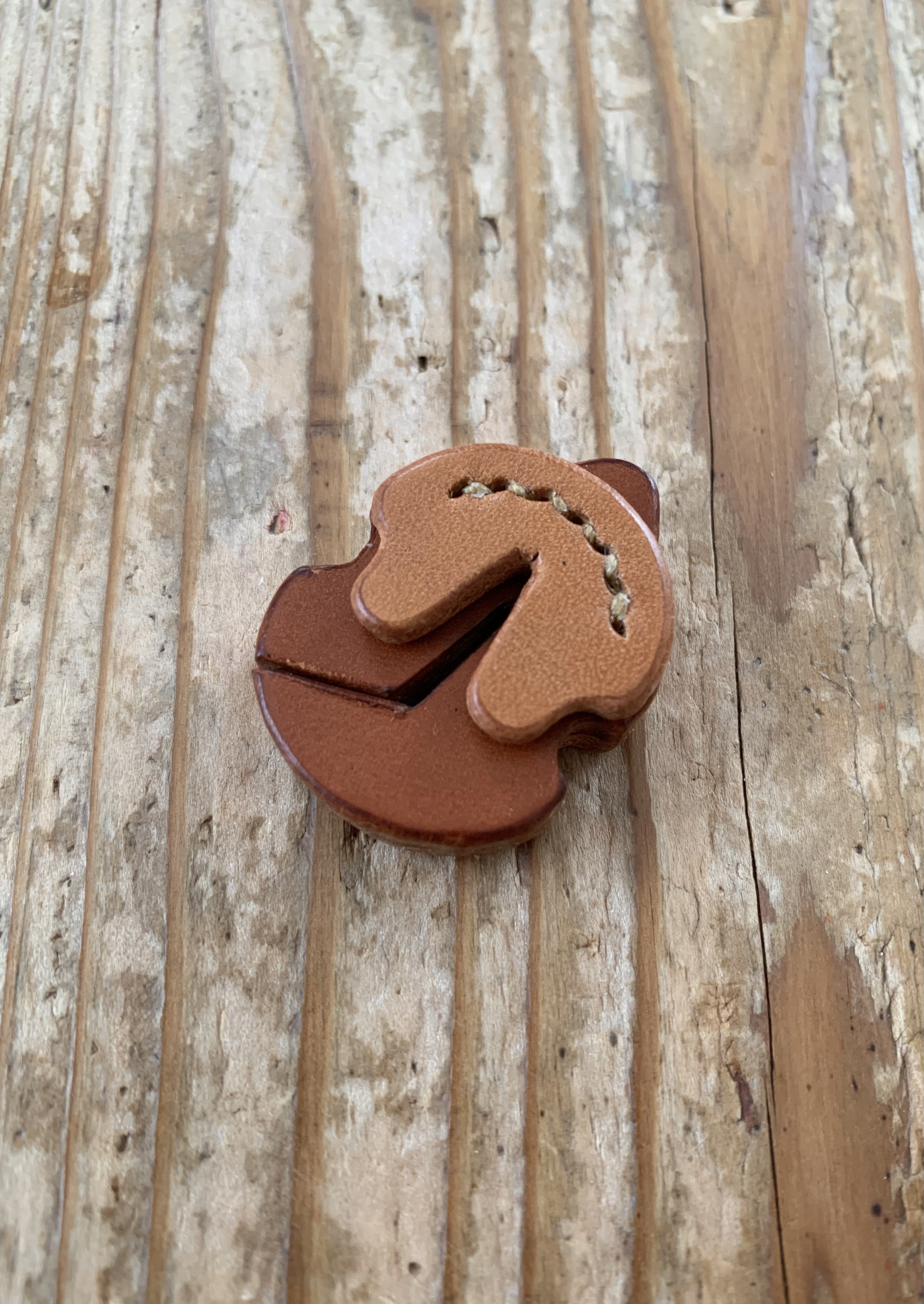 手縫いで創ったチェロ用 革製ミュート『M for Violoncello - TP.43 Topolino 515』