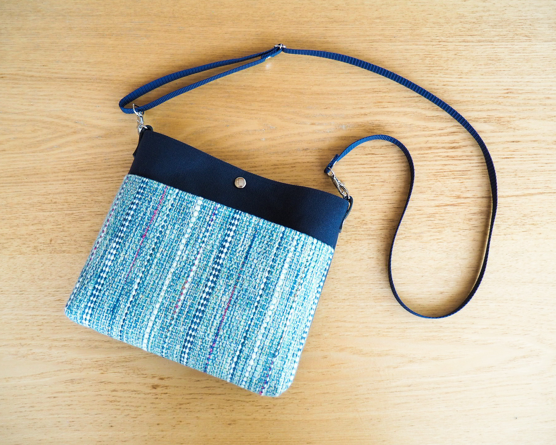 ミックスツイード調手織り布のサコッシュ（ブルー）