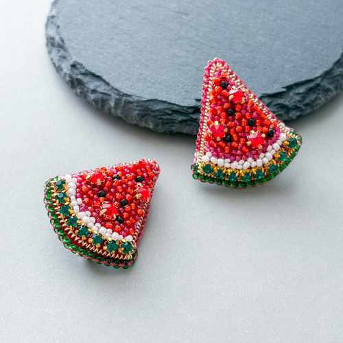 小さな夏の主役⭐︎ビーズ刺繍のスイカブローチ ブローチ Bell 通販