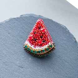 小さな夏の主役⭐︎ビーズ刺繍のスイカブローチ ブローチ Bell