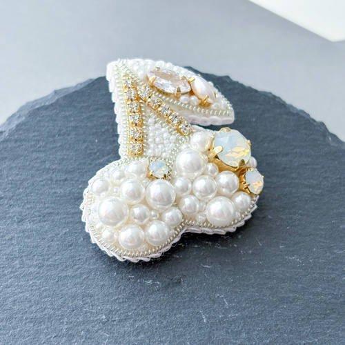 さくらんぼのビーズ刺繍ブローチ＊ホワイトパール×ビジュー