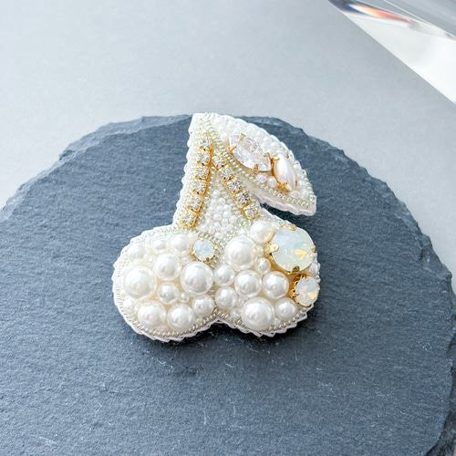 さくらんぼのビーズ刺繍ブローチ＊ホワイトパール×ビジュー ブローチ