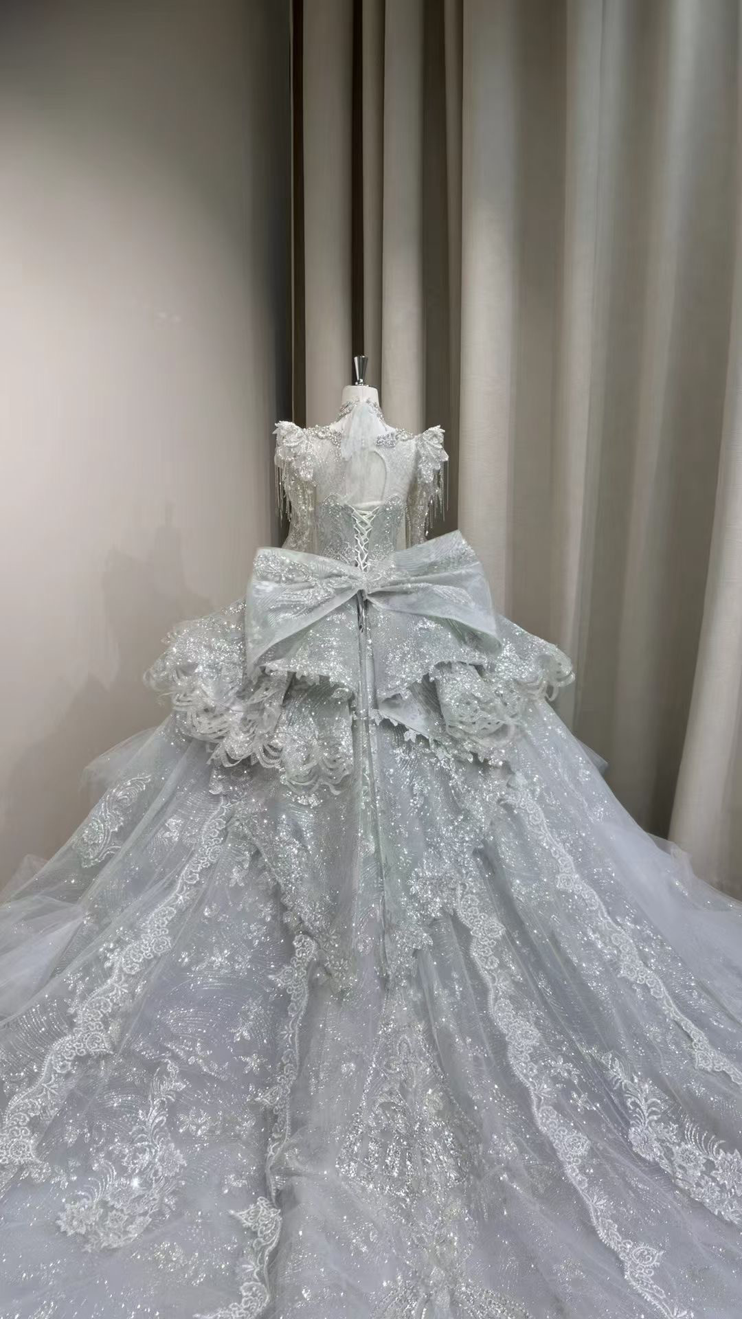 冬婚2025春婚ウェディングドレス　たっぷりビジュー　華やかなトレーン　バックリボン　プリンセスライン　編み上げ背中空き｜詳細画像