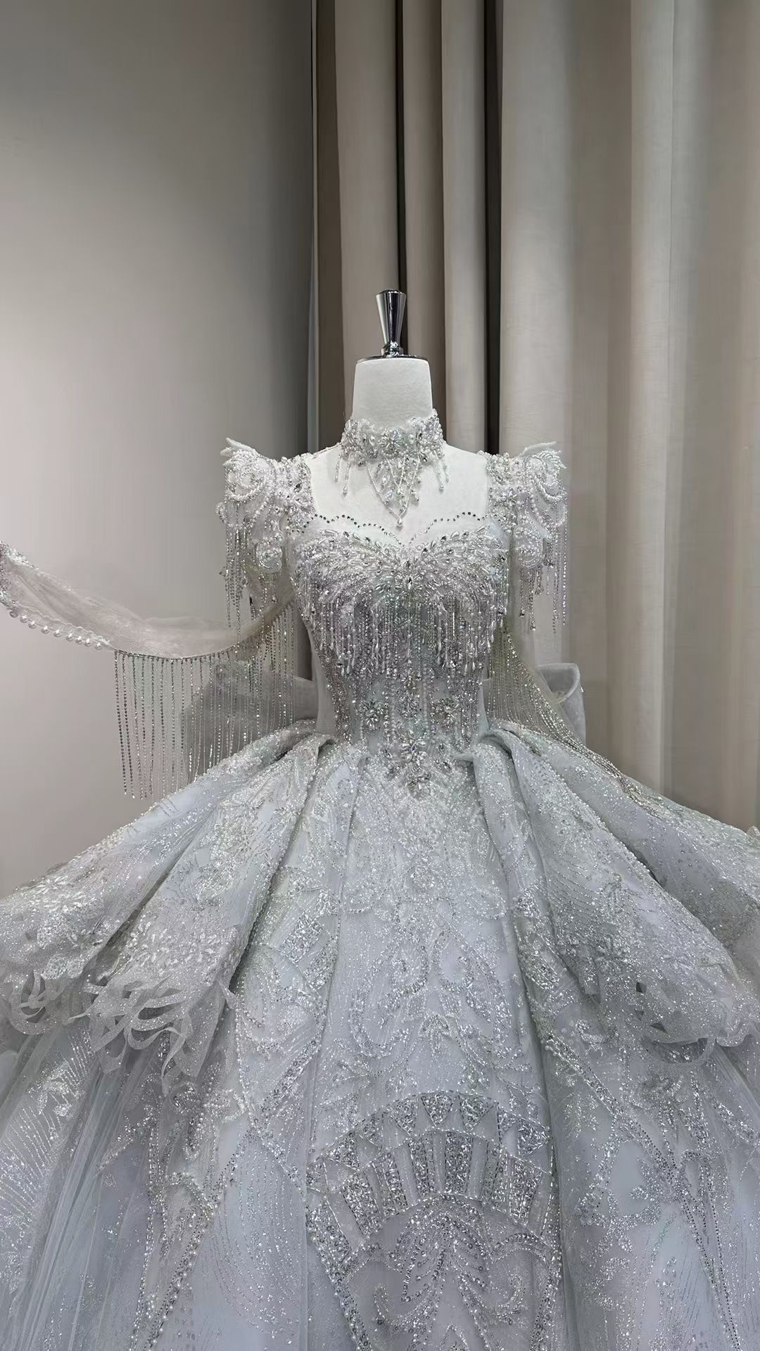 冬婚2025春婚ウェディングドレス　たっぷりビジュー　華やかなトレーン　バックリボン　プリンセスライン　編み上げ背中空き｜詳細画像