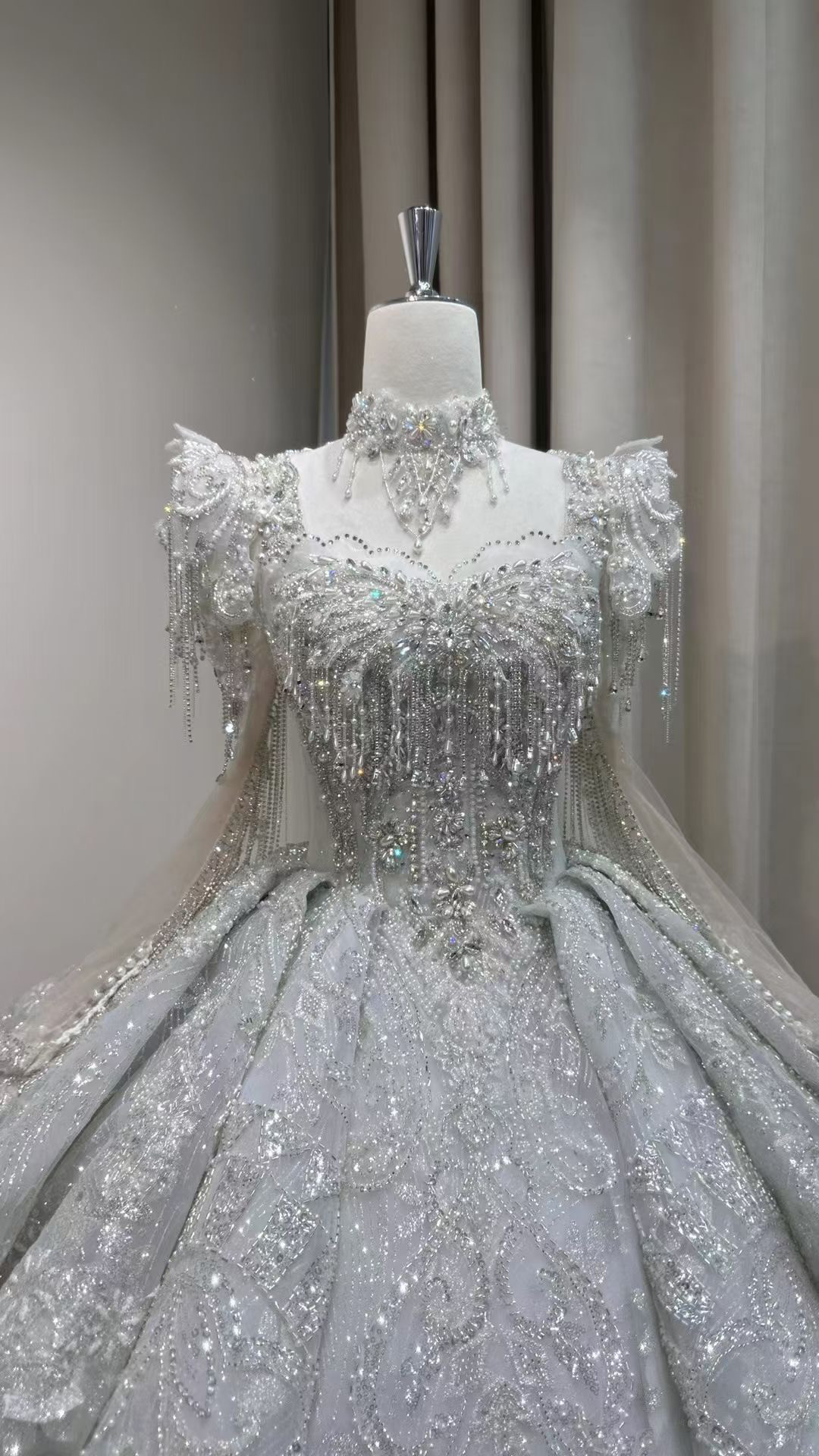 冬婚2025春婚ウェディングドレス　たっぷりビジュー　華やかなトレーン　バックリボン　プリンセスライン　編み上げ背中空き｜詳細画像