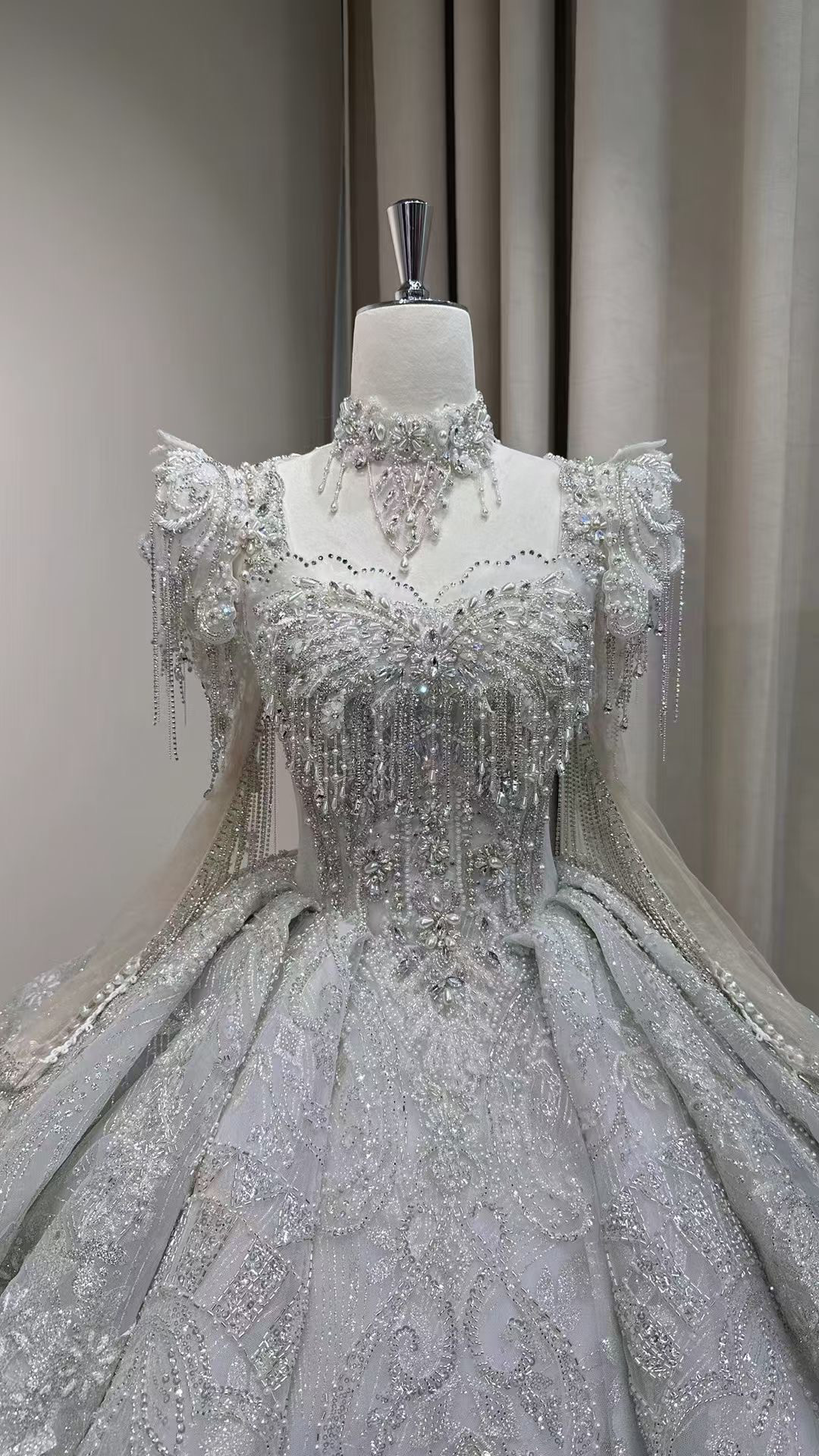 冬婚2025春婚ウェディングドレス　たっぷりビジュー　華やかなトレーン　バックリボン　プリンセスライン　編み上げ背中空き｜詳細画像