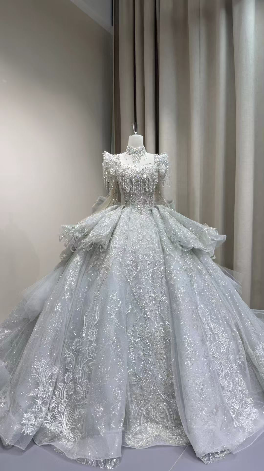 冬婚2025春婚ウェディングドレス　たっぷりビジュー　華やかなトレーン　バックリボン　プリンセスライン　編み上げ背中空き｜詳細画像