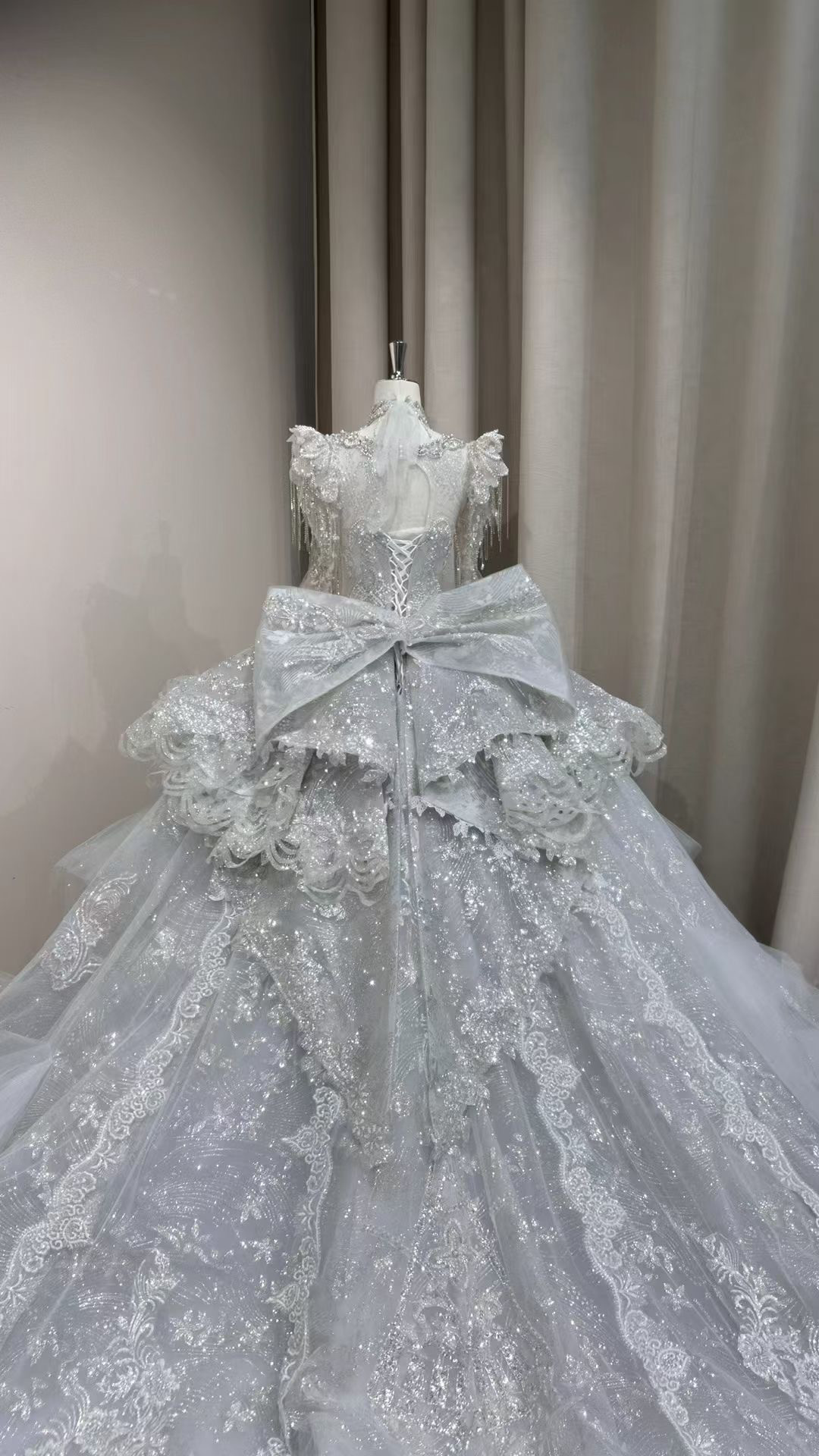 冬婚2025春婚ウェディングドレス　たっぷりビジュー　華やかなトレーン　バックリボン　プリンセスライン　編み上げ背中空き｜詳細画像