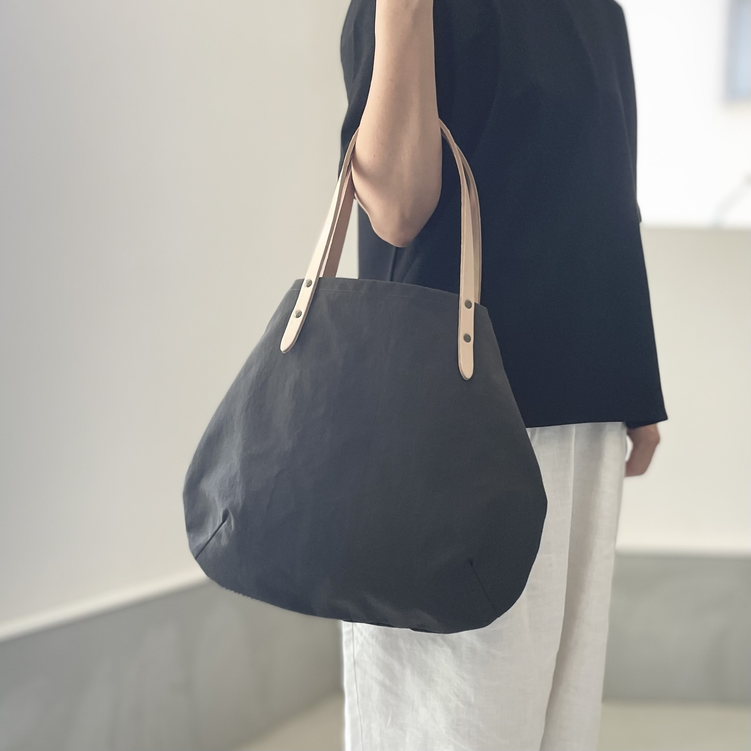 【2025再販】超軽量！塩縮ナイロンと極厚ヌメの丸型トートバッグ-Mサイズ【ダークグレー】