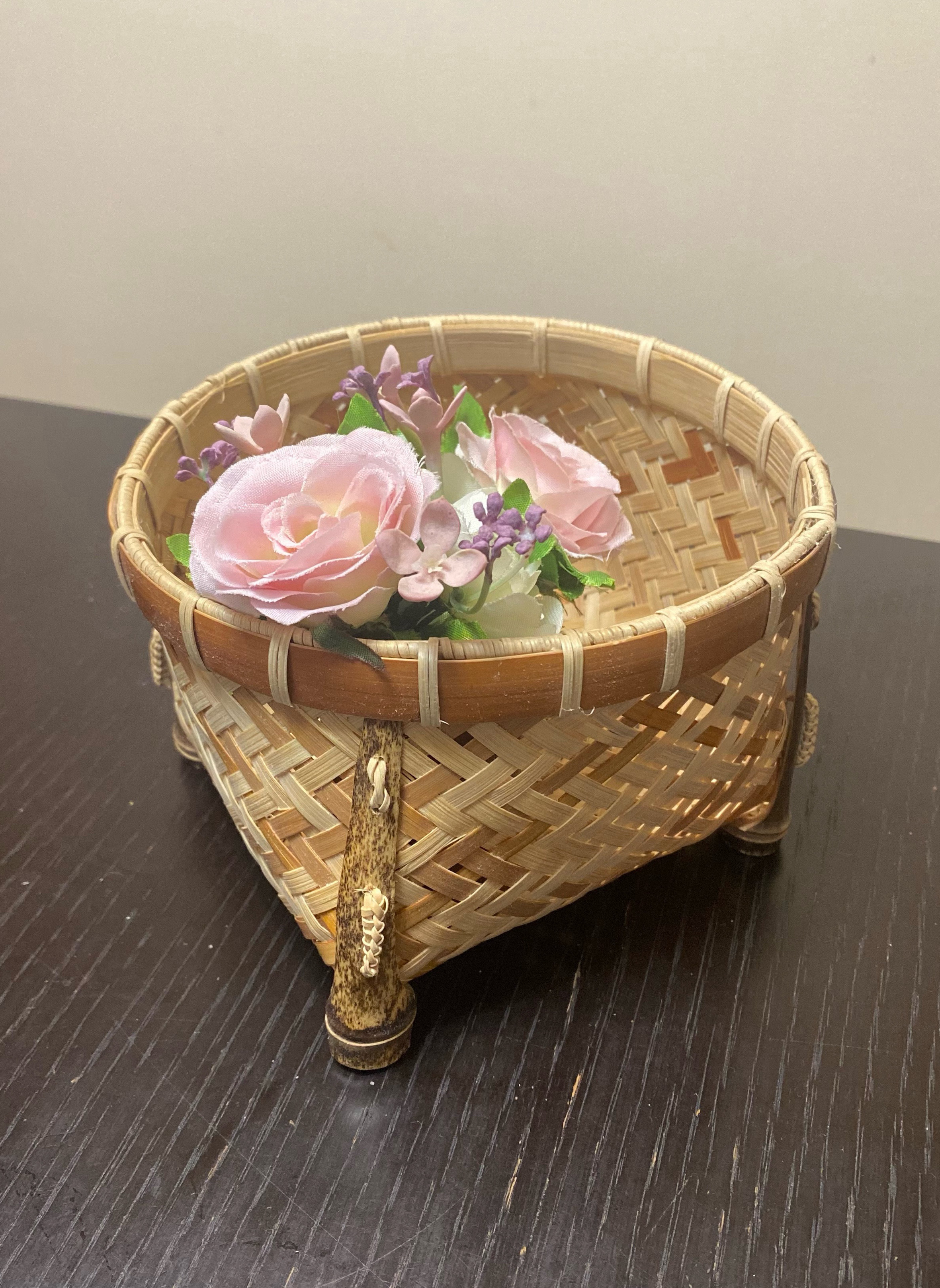 コロンとした雰囲気のあるカゴ　足付き竹小物入れ (丸型)