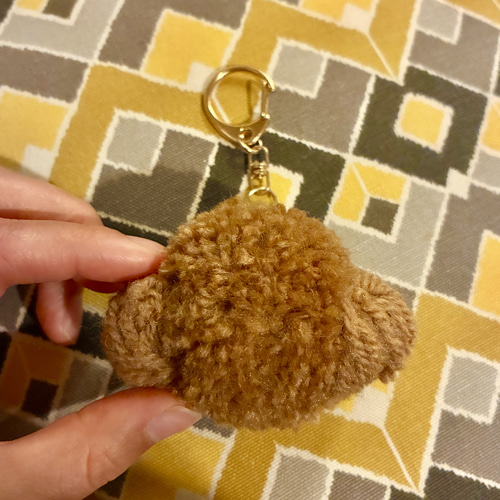 うるうるおめめのトイプードル ポンポン毛糸キーホルダー＊薄茶 舌チロ