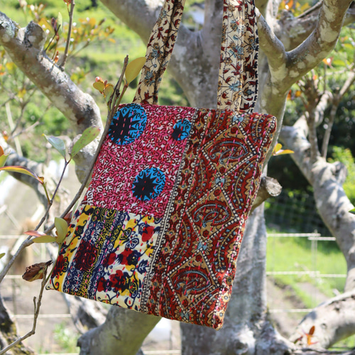 アフリカ布×パッチワーク×刺し子のキルト裏地ミニバッグ (レッド