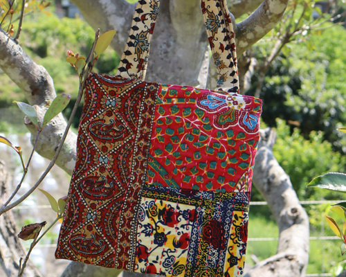 アフリカ布×パッチワーク×刺し子のキルト裏地ミニバッグ (レッド