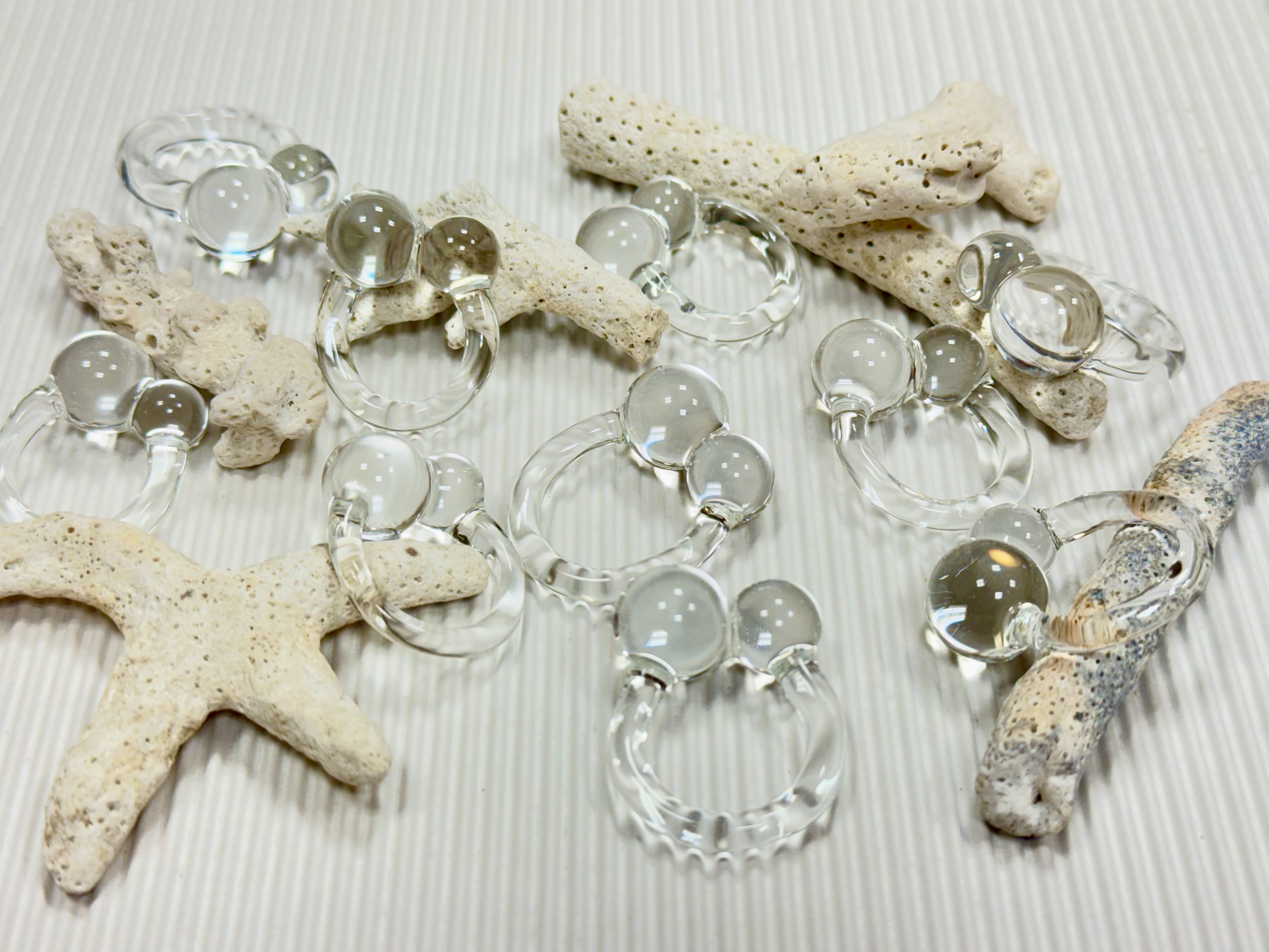 ツインボールが可愛い♡ガラスの褒められリング♡透明度抜群♪人差し指にオススメ⭐︎光を纏って注目されちゃうユニークリング!