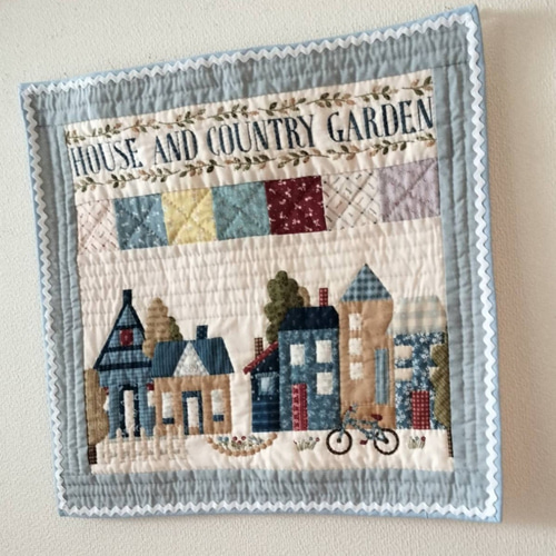☆パッチワーク・キルトタペストリー「ハウス&カントリーガーデンミニ