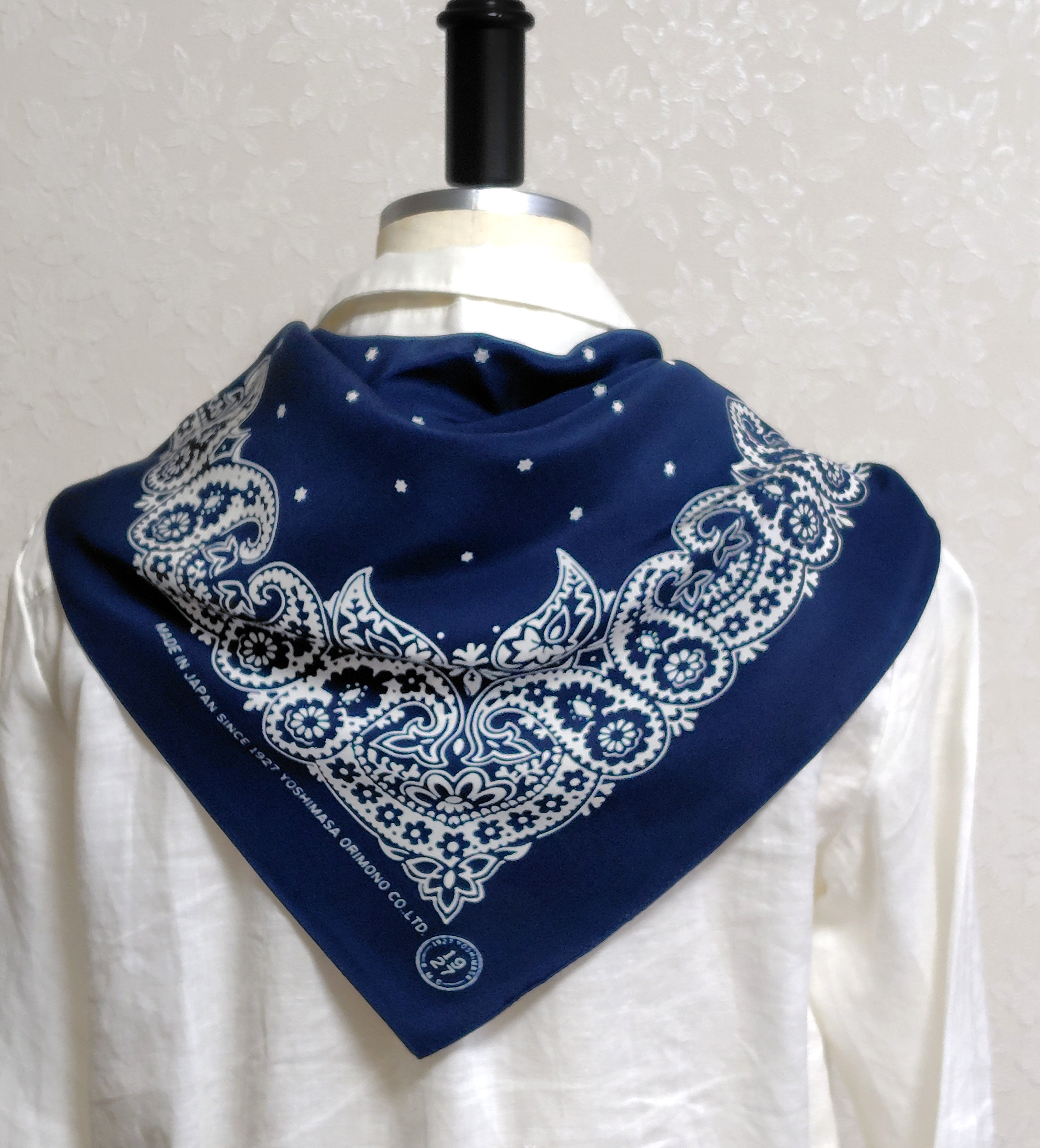 洗濯機でも洗える浜ちりめんシルク100%スカーフ「2M,38S｣ﾌﾀﾂｷｻﾝｼﾞｭｳﾊｯﾃネイビーペイズリー柄70×70