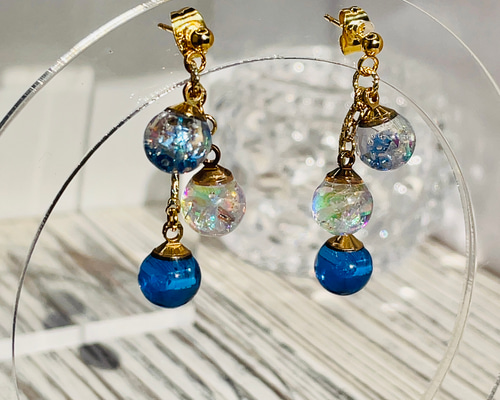 ガラスみたいな透明感.°＊ コロンと 丸玉ピアス【キラキラブルー  