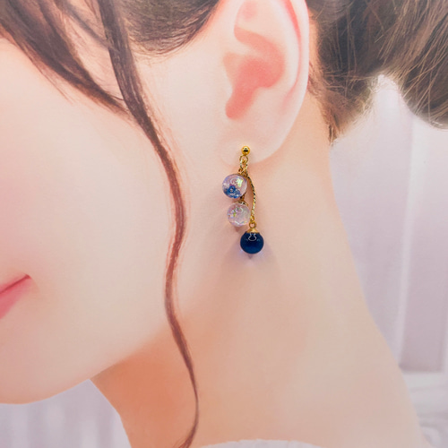 ガラスみたいな透明感.°＊ コロンと 丸玉ピアス【キラキラブルー  
