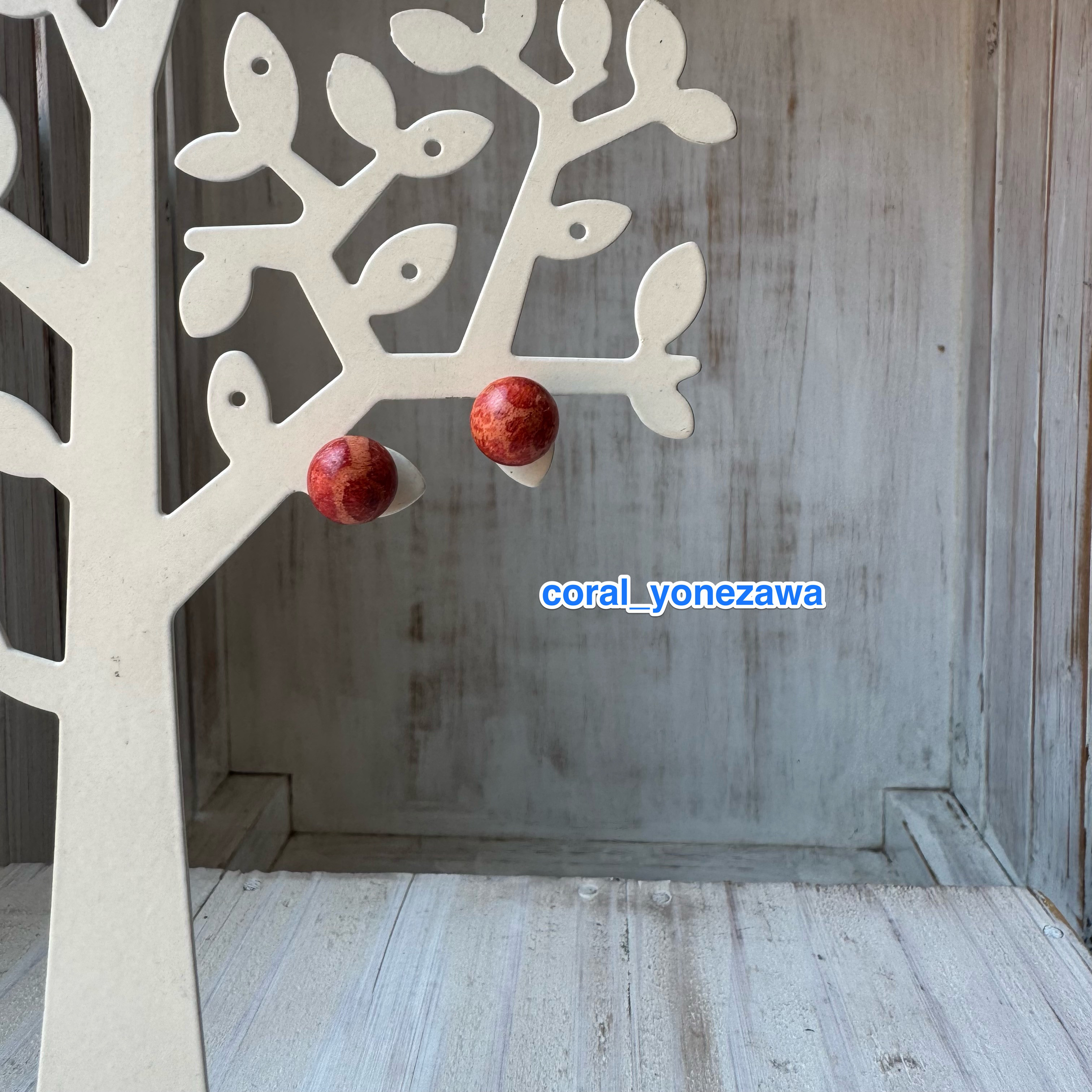 シンプルな丸珠　直結チタンピアス　〜約10ミリのイソバナサンゴ〜