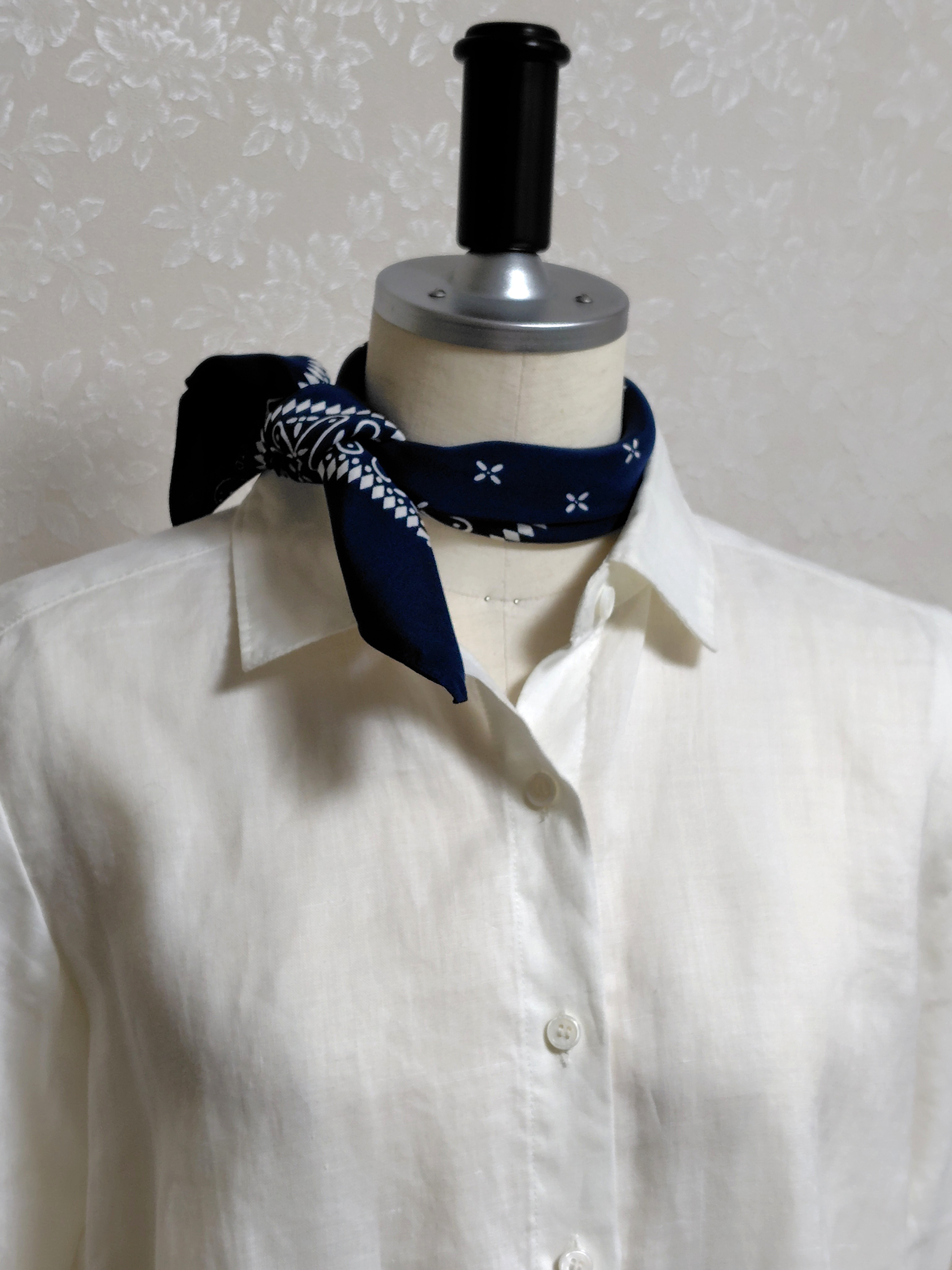 洗濯機でも洗える浜ちりめんシルク100%のスカーフ「2M,38S｣ﾌﾀﾂｷｻﾝｼﾞｭｳﾊｯﾃ_ネイビークロス柄53×53 12,210円