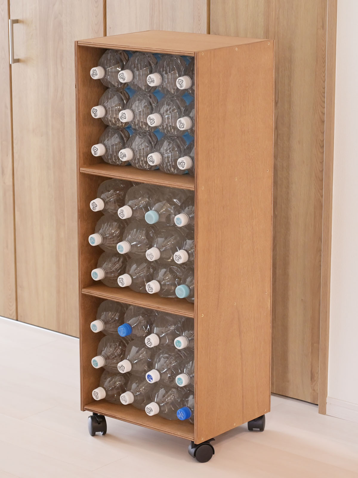 大容量　木製収納ラック　2リットルペットボトル　36本用　大型キャスター付き