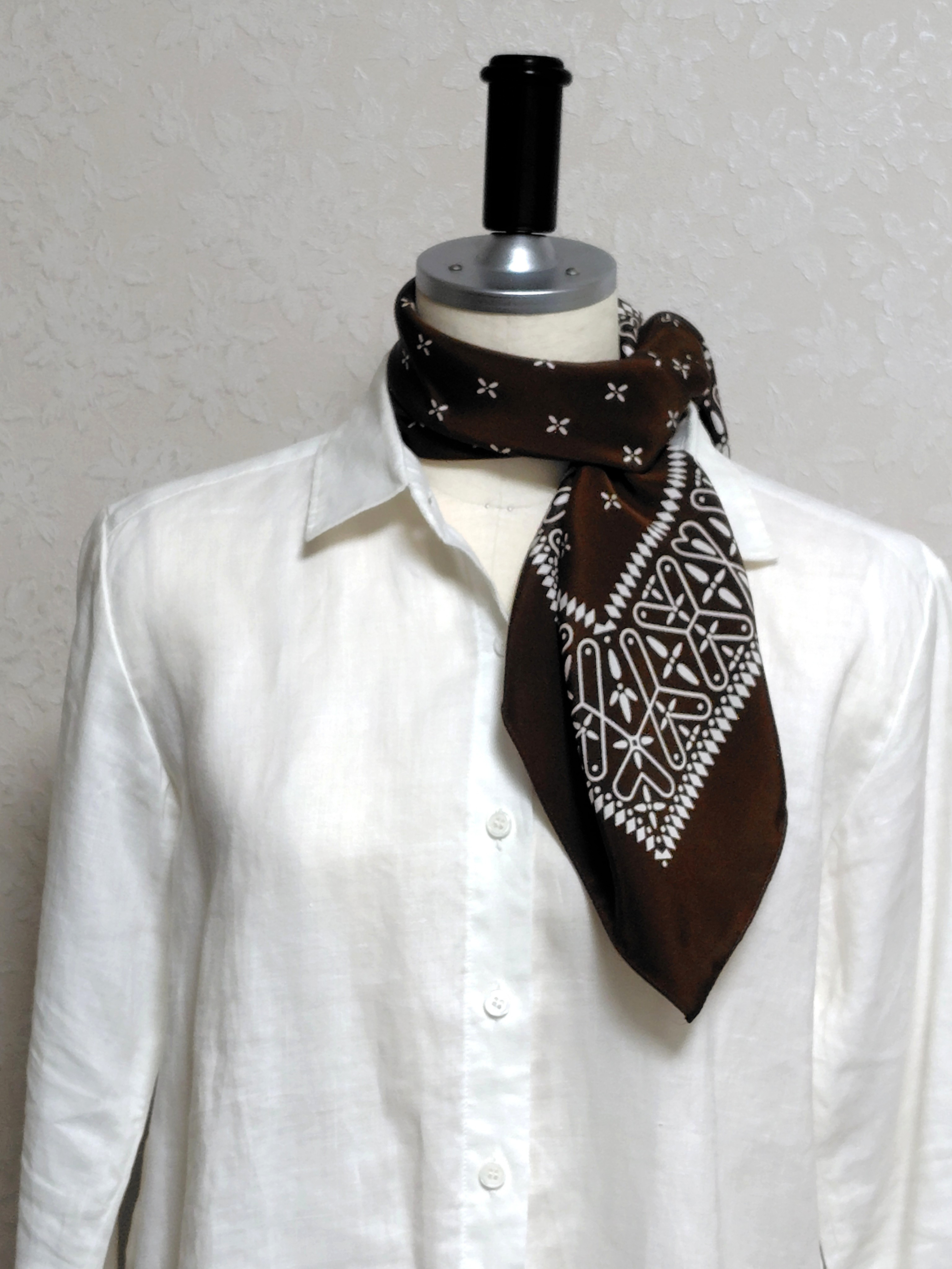 洗濯機でも洗える浜ちりめんシルク100%のスカーフ「2M,38S｣ﾌﾀﾂｷｻﾝｼﾞｭｳﾊｯﾃ_ブラウンクロス柄70×70