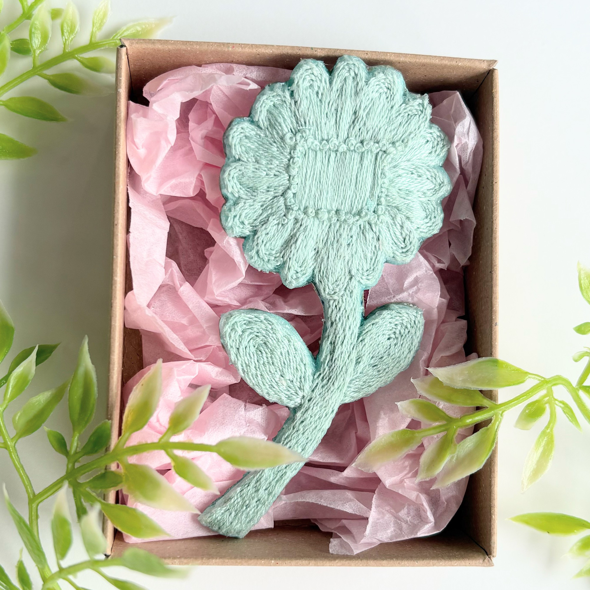 北欧風小さなお花の刺繍ブローチ【hokuo】#372