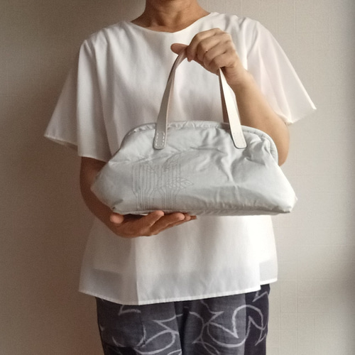 和と洋の調和を楽しむ - 白大島リメイクハンドバッグ ハンドバッグ 小