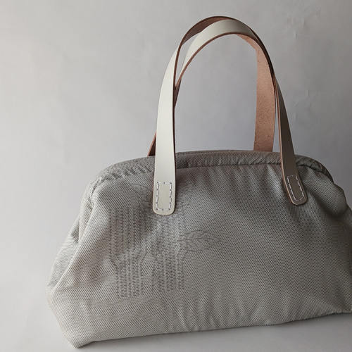 和と洋の調和を楽しむ - 白大島リメイクハンドバッグ ハンドバッグ 小