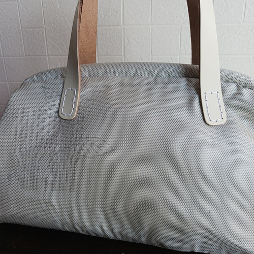 和と洋の調和を楽しむ - 白大島リメイクハンドバッグ ハンドバッグ 小